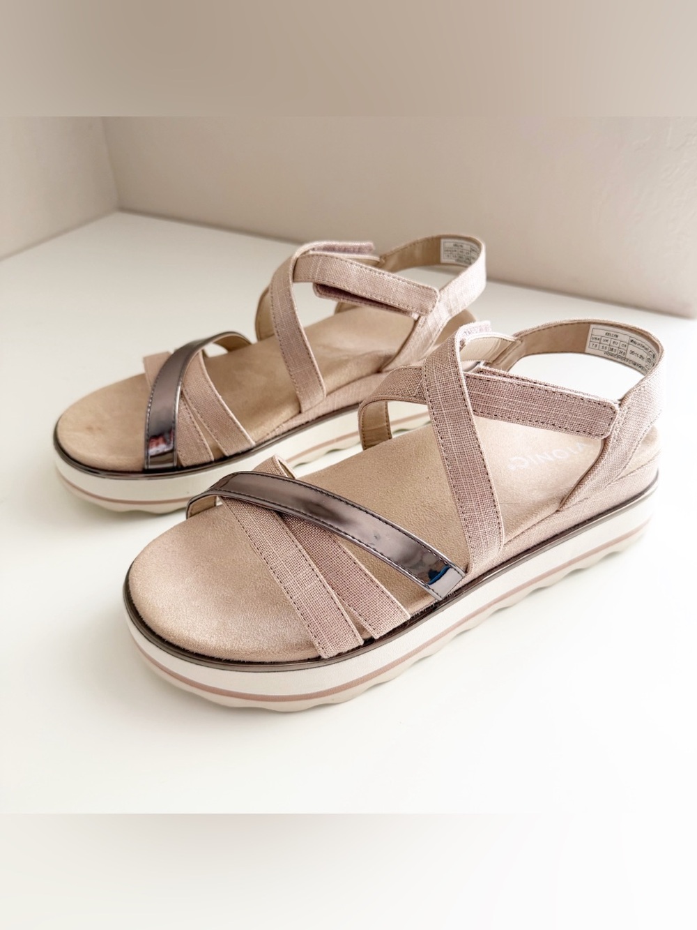 Vionic Kellyn platform sandals in a metallic linen color size 7.5